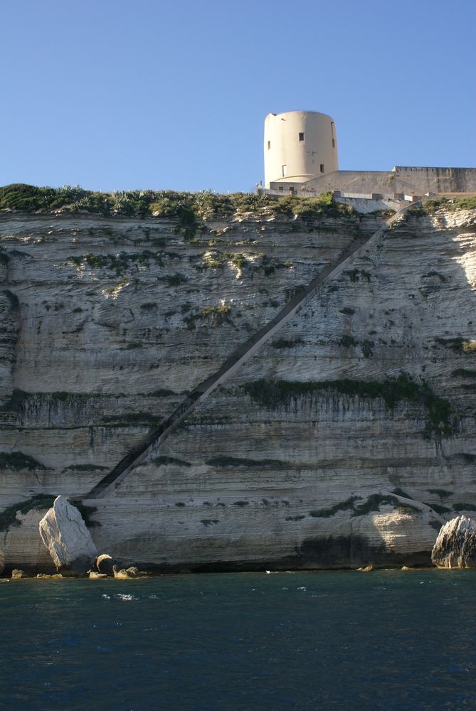 L'Escalier du roi d'Aragon, vu de la mer