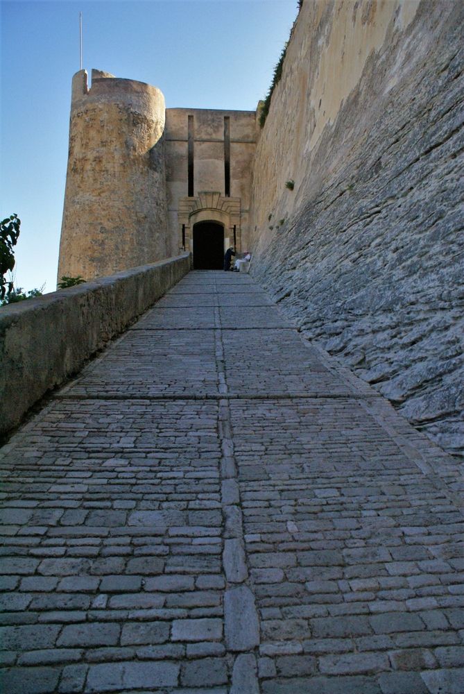 La montée Saint-Roch et la porte de Gênes