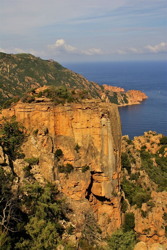 Le Château-Fort, vu du sentier portant le même nom