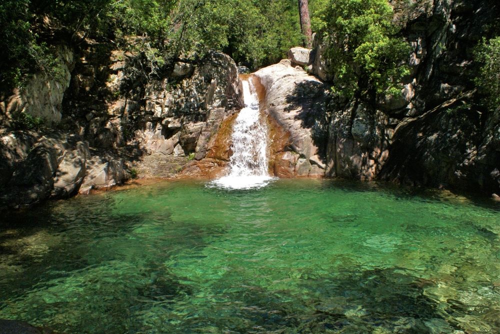 Première piscine naturelle et sa cascade