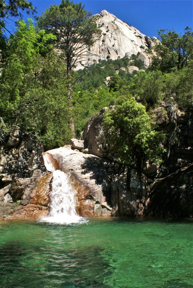 Première piscine naturelle et sa cascade