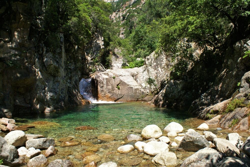 Deuxième piscine naturelle et sa cascade