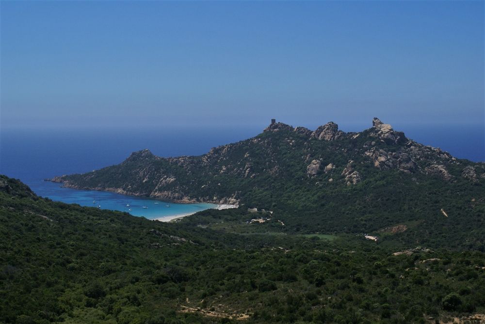 La plage, la tour et le Lion de Roccapina, vus de Bocca di Roccapina