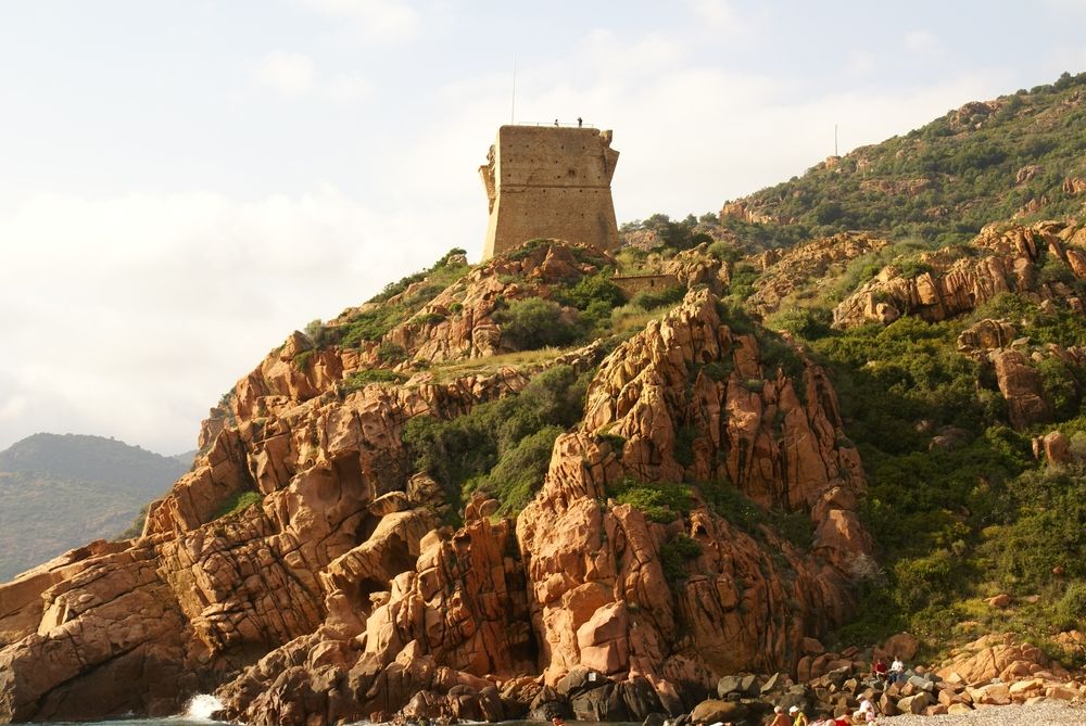 Tour génoise de Porto, vue de la plage