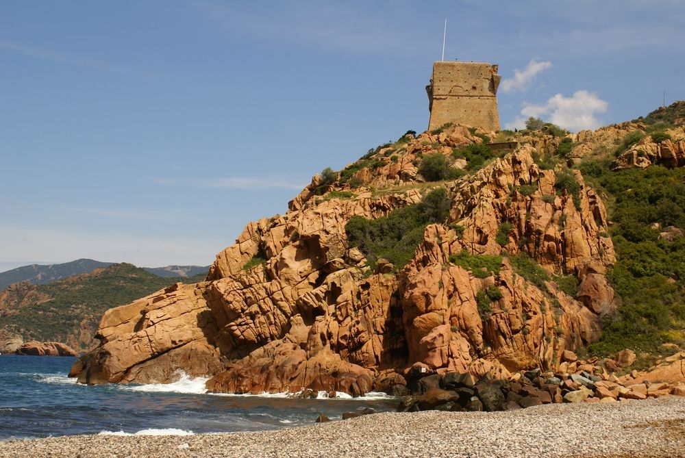 Tour génoise de Porto, vue de la plage