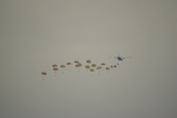 Saut de parachutistes au dessus de Calvi Saut de parachutistes au dessus de Calvi