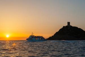 Kreuzfahrt zu den Îles Sanguinaires bei Sonnenuntergang mit Aperitif